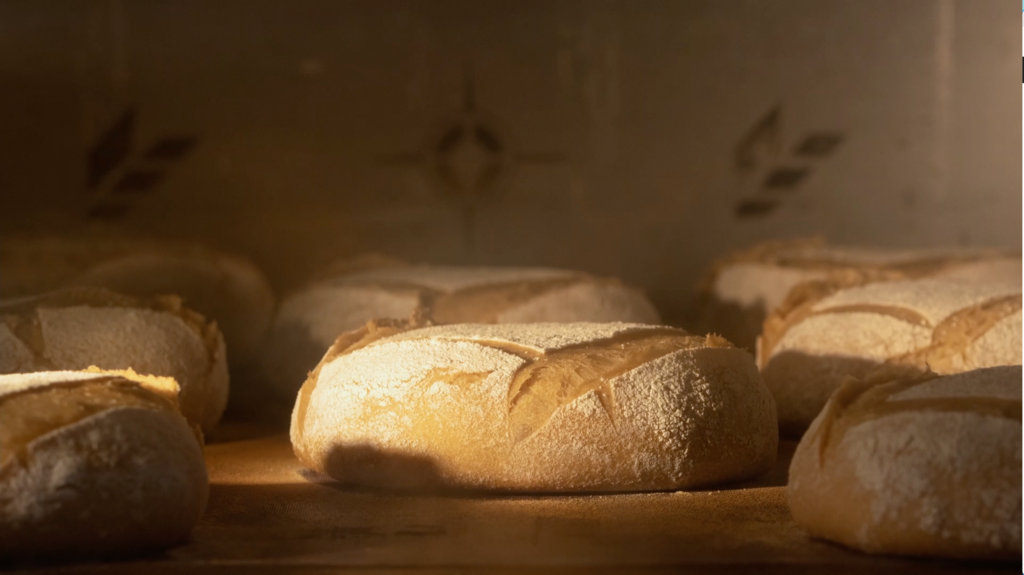 Grands Moulins de Paris film les levains, vue de pain cuisant au four