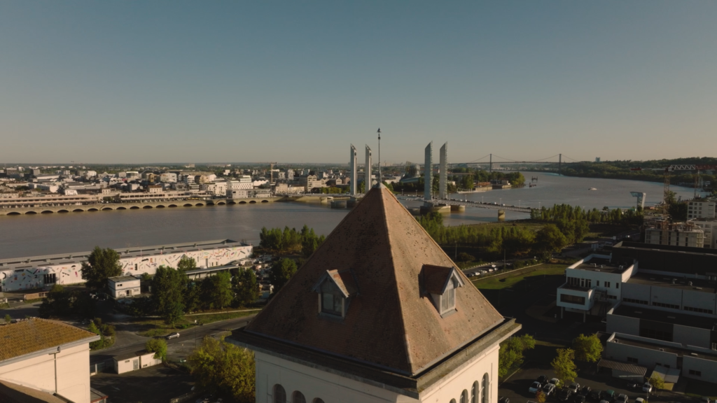 Grands Moulins de Paris, film de marque, vue drone du moulin de Bordeaux avec en arrière plan le pont Chaban Delmas