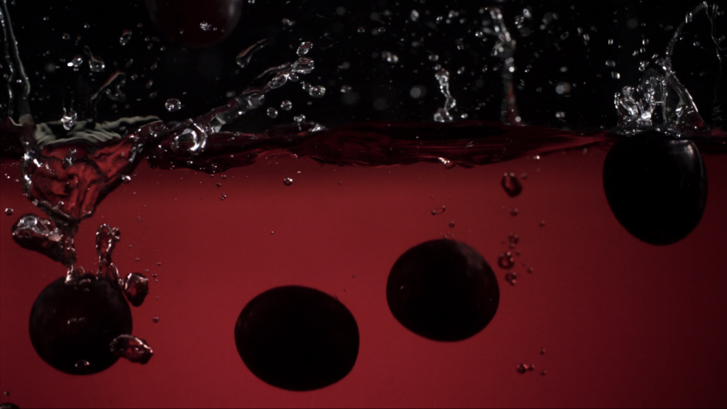Extrait du film In Vino (film publicitaire sur création du vin). In vino séquence slow motion avec des grains de raisin