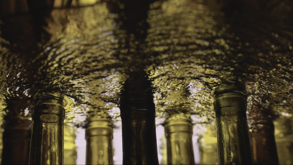 Extrait du film In Vino (film publicitaire sur création du vin). Bouteille de vin dans l'eau