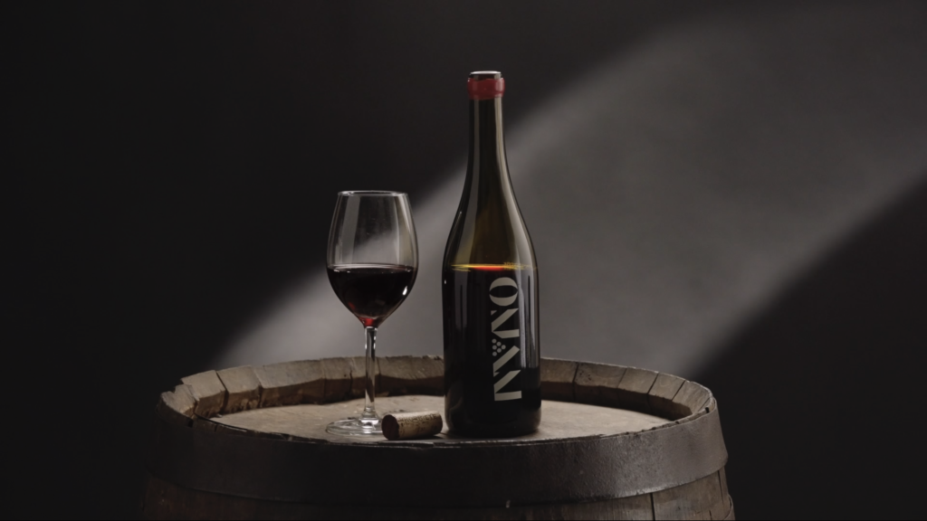 Extrait du film In Vino (film publicitaire sur création du vin). packshot de fin avec verre et bouteille sur tonneau